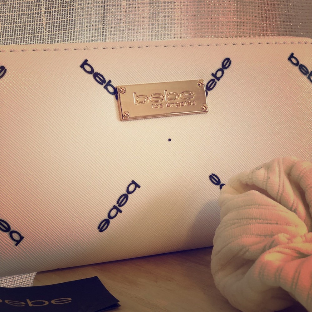🆕Bebe White, Black, & Gold ZIP Around Wallet